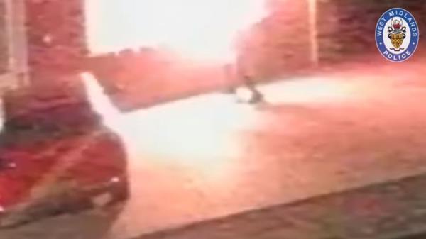 Still from CCTV released of fatal arson at Wolverhampton home as family pay their tribute. Pic: West Midlands Police</p>

<p>　　