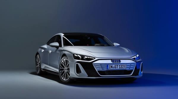 Audi S e-tron GT: front three quarter static, studio shoot, silver paint