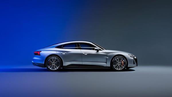 Audi S e-tron GT: side view static, studio shoot, silver paint