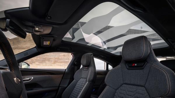 Audi S e-tron GT: polymer-dispersed liquid crystal panoramic sunroof, shuttered setting