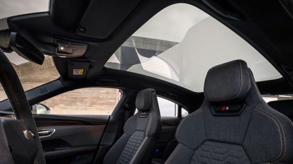 Audi S e-tron GT: polymer-dispersed liquid crystal panoramic sunroof, semi-opaque setting