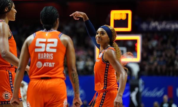 DiJo<em></em>nai Carrington (21) after her basket against the Indiana Fever in the second quarter.