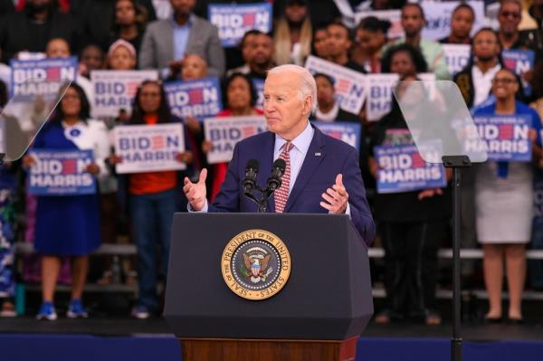 Caitlin Clark (22) on the bench with her teammates in the second half as they take on the Co<em></em>nnecticut Sun at Mohegan Sun Arena. 