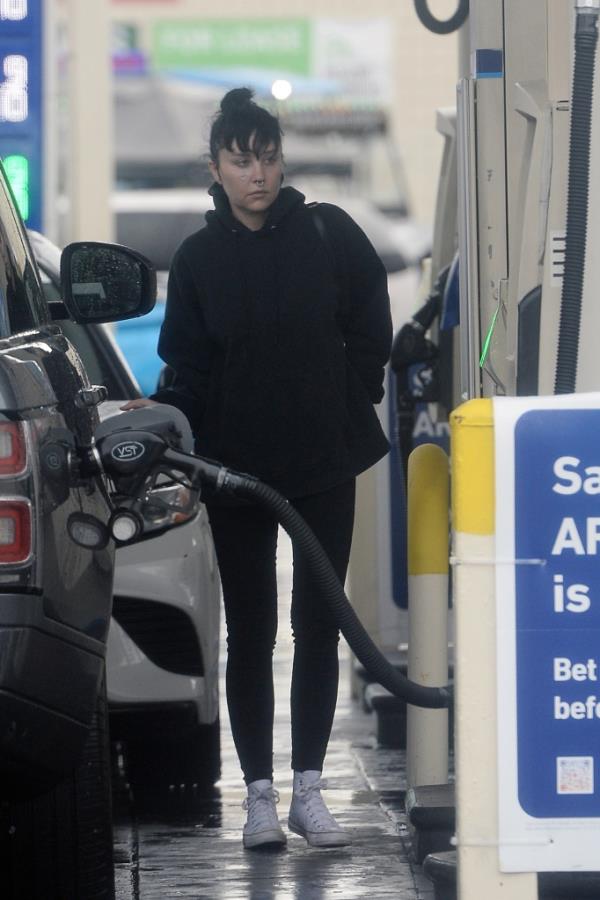 01/10/2023 EXCLUSIVE: Amanda Bynes is spotted out gassing up her car in Los Angeles. The former actress and current nail technician student wore a Louis Vuitton backpack, black hoodie, matching leggings, and white Co<em></em>nverse trainers. 