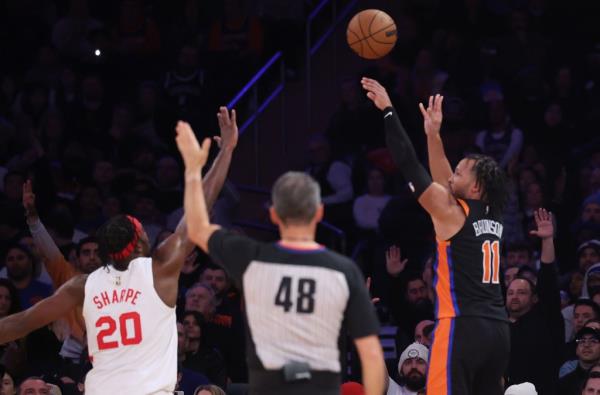 Jalen Brunson shoots a jumper over Day'Ron Sharpe during the Knicks' 142-118 win over the Nets.