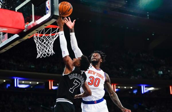 Julius Randle blocks Josh Richardson's layup attempt during the first half of the Knicks' 117-114 win over the Spurs.