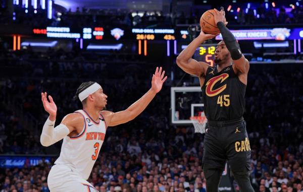 Do<em></em>novan Mitchell shoots a jumper over Josh Hart during the Knicks' 99-79 Game 3 over the Cavaliers.