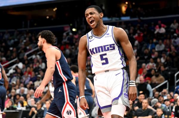 De'Aaron Fox #5 of the Sacramento Kings celebrates