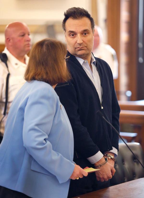 The defense, however, says there is still no solid evidence against the disgraced art dealer, noting how there is no body, and no murder weapon as of yet.</p>

<p>　　