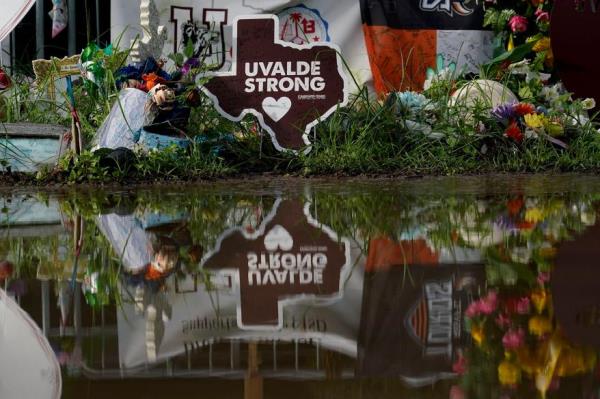 A make-shift memorial to ho<em></em>nor the victims.