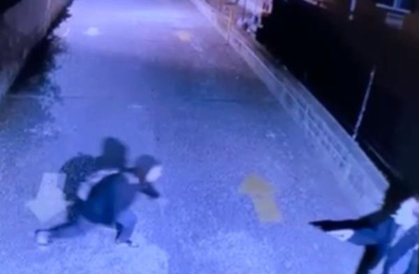Despite havin<em></em>g the gun pointed at him, the mugger dashes directly at Foehner, who keeps backing away. 