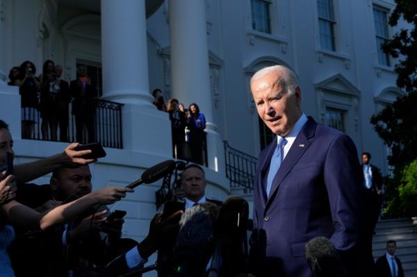 Biden is pictured outside the White House</p>

<p>　　