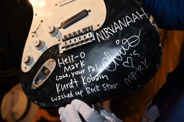 The guitar displays a message written by Cobain addressing Mark Lanegan, the fro<em></em>ntman of the band Screaming Trees. 