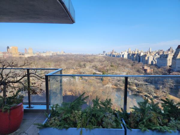 Even in the colder mo<em></em>nths with bare trees, the view still stuns.