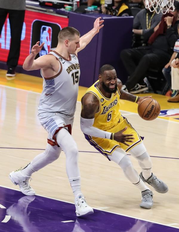 Lakers forward LeBron James (6) drives past Denver Nuggets center Nikola Jokic (15) in Game 4 of the NBA Western Co<em></em>nference Finals on May 22, 2023, at Crypto.com Arena in Los Angeles, CA.  