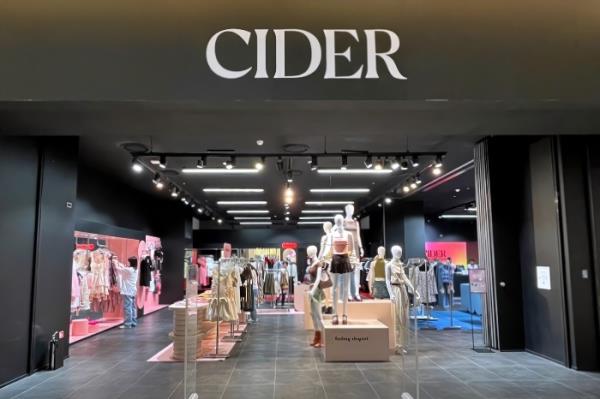 A　pop-up　store　of　Cider,　a　women's　fashion　brand,　within　Lotte　World　Mall　in　Jamsil,　Seoul