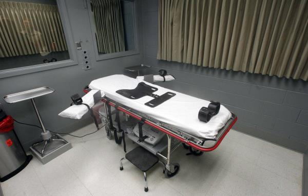 FILE - The execution room at the Oregon State Penitentiary is pictured on Nov. 18, 2011, in Salem, Ore. Oregon Gov. Kate Brown announced on Tuesday, Dec. 13, 2022, she is commuting the sentences of the 17 prison inmates in Oregon who have been sentenced to death to life impriso<em></em>nment without the possibility of parole. 