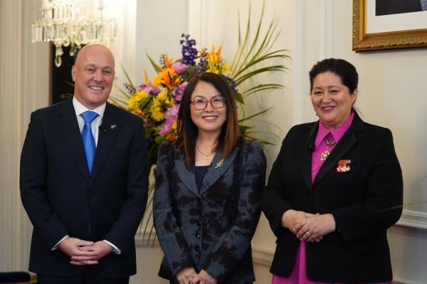 Melissa Lee, the newly appointed minister for eco<em></em>nomic development, ethnic communities, media and communications (center), takes a photo at a swearing-in ceremony at the Government House in Wellington, New Zealand, on Mo<em></em>nday with New Zealand Prime Minister Christopher Luxon (left) and Governor-General Cindy Kiro. (Melissa Lee’s Facebook account)