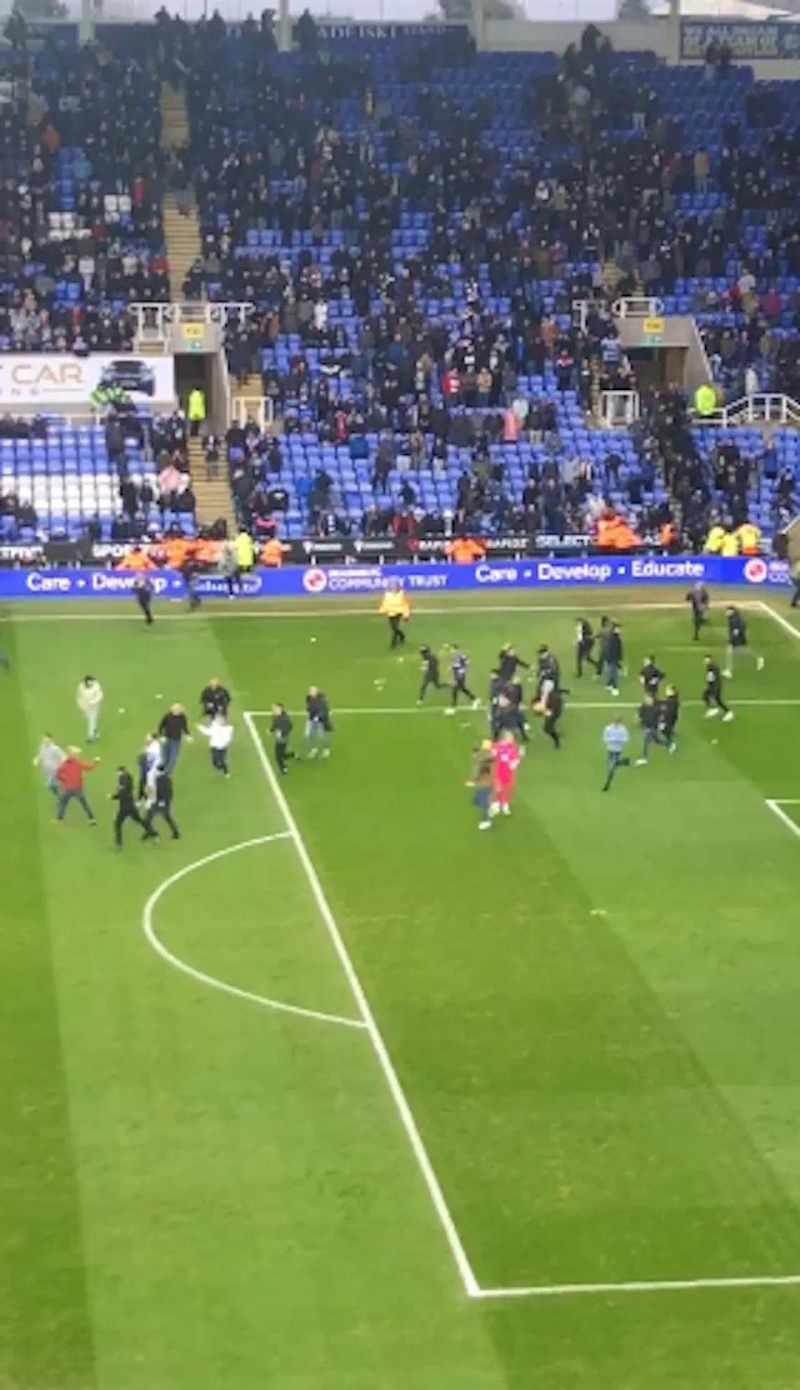 球迷闯入球场_球迷冲入球场会受到处理_英足总调查了雷丁球迷入侵球场的事件,