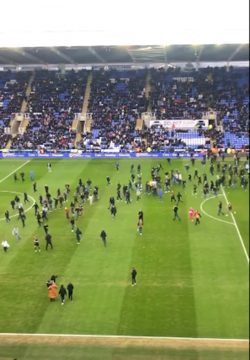 球迷冲入球场会受到处理_英足总调查了雷丁球迷入侵球场的事件,_球迷闯入球场