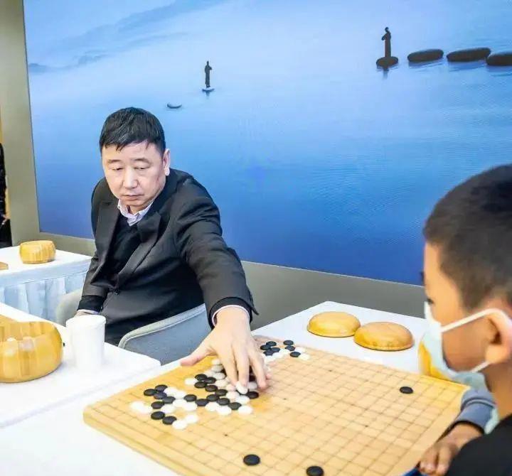 围棋对弈平台免费下载_国内比较火的围棋对弈平台_网上下围棋, 围棋的智慧：探索网上对弈的深度与乐趣