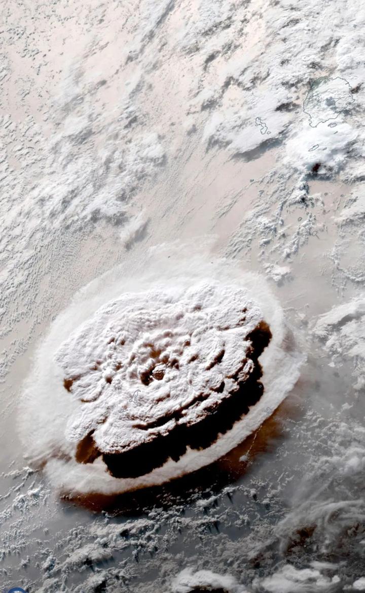 火山喷出的气体有毒吗_冰岛警告游客远离喷出熔岩和有毒气体的火山_火山气态喷出物