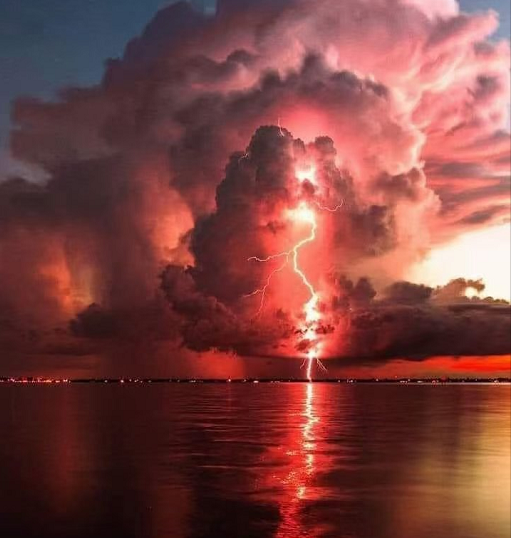 火山喷出的气体有毒吗_火山气态喷出物_冰岛警告游客远离喷出熔岩和有毒气体的火山