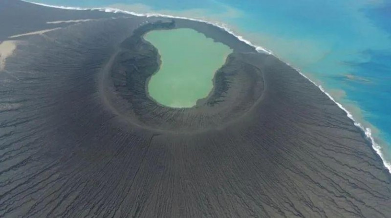 冰岛警告游客远离喷出熔岩和有毒气体的火山_火山喷出的气体有毒吗_火山气态喷出物