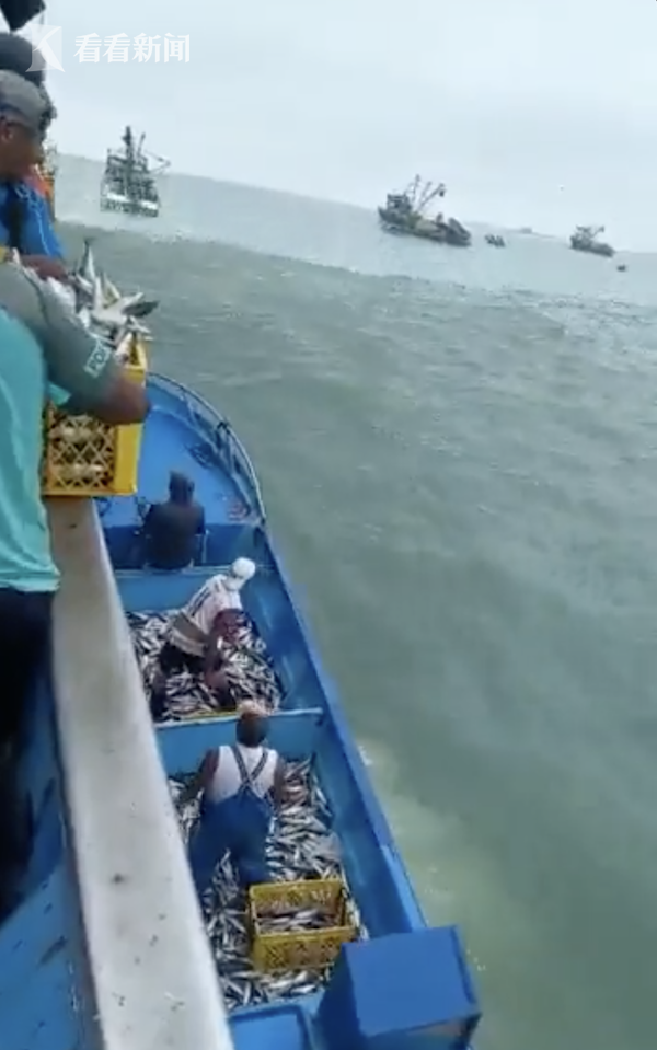 火山气态喷出物_火山喷出的气体有毒吗_冰岛警告游客远离喷出熔岩和有毒气体的火山