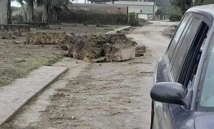 火山气态喷出物_冰岛警告游客远离喷出熔岩和有毒气体的火山_火山喷出的气体有毒吗