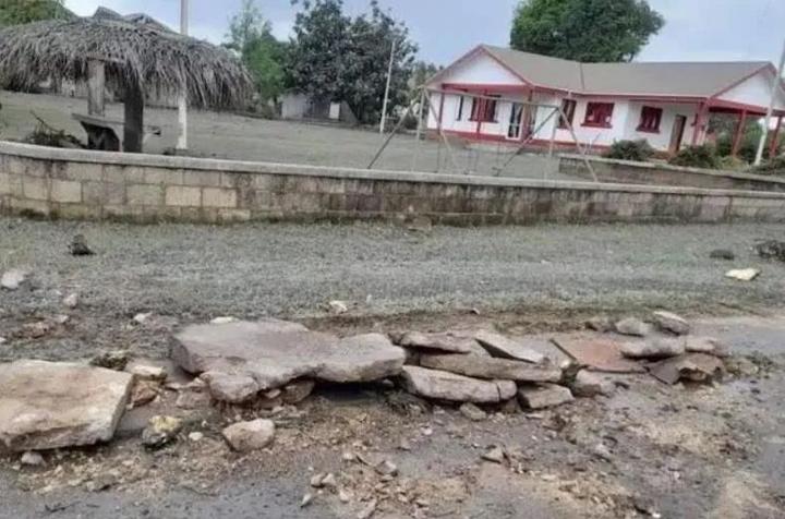 火山喷出的气体有毒吗_火山气态喷出物_冰岛警告游客远离喷出熔岩和有毒气体的火山