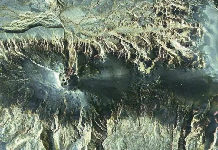 火山气态喷出物_火山喷出的气体有毒吗_冰岛警告游客远离喷出熔岩和有毒气体的火山