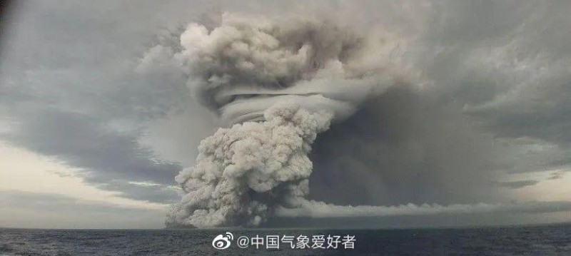 冰岛警告游客远离喷出熔岩和有毒气体的火山_火山气态喷出物_火山喷出的气体有毒吗