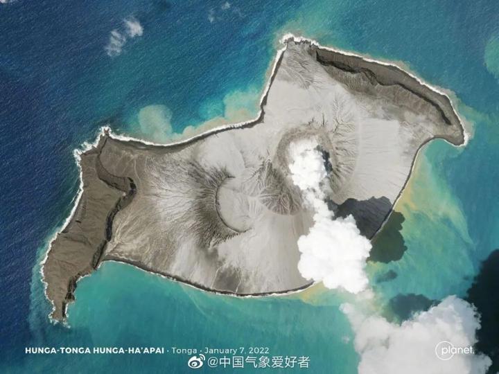 火山喷出的气体有毒吗_火山气态喷出物_冰岛警告游客远离喷出熔岩和有毒气体的火山