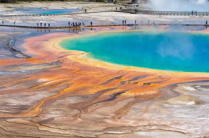 冰岛警告游客远离喷出熔岩和有毒气体的火山_火山喷出的气体有毒吗_火山气态喷出物