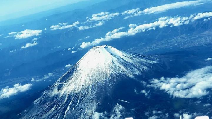 火山气态喷出物_火山喷出的气体有毒吗_冰岛警告游客远离喷出熔岩和有毒气体的火山