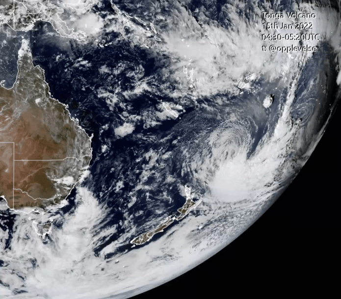 冰岛警告游客远离喷出熔岩和有毒气体的火山_火山喷出的气体有毒吗_火山气态喷出物