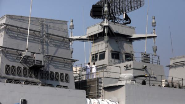 Indian Navy officers stand on the deck of INS Mormugao, a stealth guided-missile destroyer ship of Project 15B, during its commissio<em></em>ning ceremony, in Mumbai, India, December 18, 2022. REUTERS/Niharika Kulkarni/File Photo</p>

<p>　　