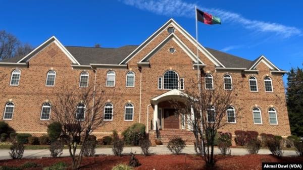 The flag of the former Afghan Republic is hoisted outside an office of the Afghanistan United Front in the U.S. state of Virginia.