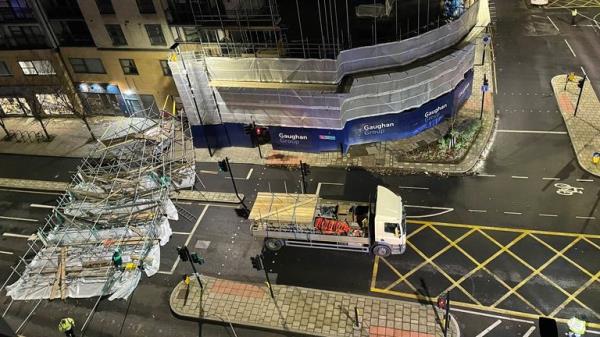 Handout photo taken with permission from the social media site X, formerly Twitter, posted by @catherinejw_ of scaffolding that fell off the front of a building on Creek Road. Greenwich, London. The Met Office has issued an amber weather warning for Storm Henk, which is forecast to bring gusts of up to 80mph to parts of the UK. Issue date: Tuesday January 2, 2024.</p>

<p>　　