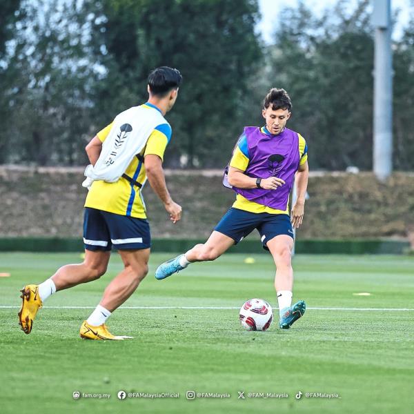 No time to rest: Darren Lok (right) passing the ball at a training session in Doha. — FAM
