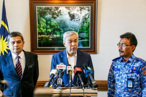 DPM Zahid: District offices in Kelantan, Terengganu and Pahang must be fair in distributing flood aid to victims