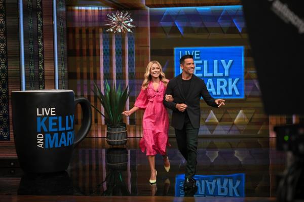 LIVE WITH KELLY AND MARK - 4/18/23 - Kelly Ripa and Mark Co<em></em>nsuelos co-host ?￠Live with Kelly and Mark?￠ airing weekdays in syndication.</p>

<p>　　
